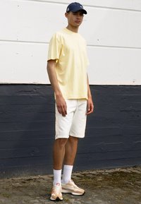 Weekday T-shirt básica - light yellow