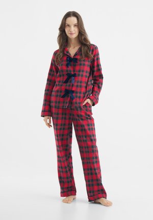 Röd och svart rutigt pyjamas-set med knäppning upptill och matchande byxor. Har blåa banddetaljer fram, mjuk tygtextur.