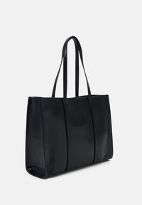Sort læder tote bag med to lange håndtag, der har et struktureret design og glat overflade, prydet med lodrette sømme.