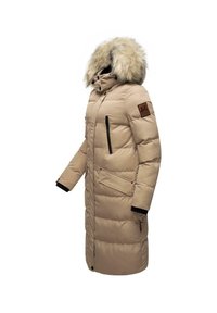 Beige Puffer-Jacke mit einem Pelzeinsatz an der Kapuze, ausgestattet mit einem Reißverschluss, Seitentaschen und elastischen Bündchen. Das Design enthält ein Logo-Patch am Ärmel.