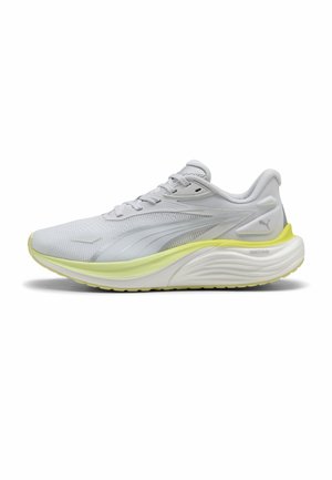 Chaussure de course gris clair et blanc avec des accents jaunes, design à lacets, semelle coussinée, et logo Puma sur le talon et le côté.