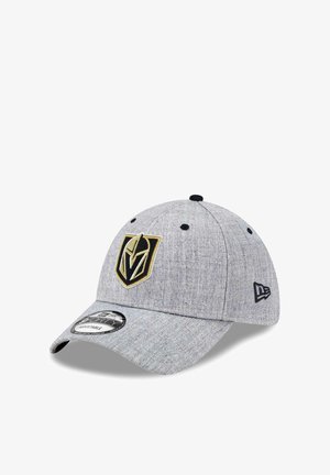 Graue, enganliegende Baseballmütze aus strukturiertem Stoff, mit einem schwarzen und goldenen gestickten Logo auf der Vorderseite und einem schwarzem verstellbaren Riemen.