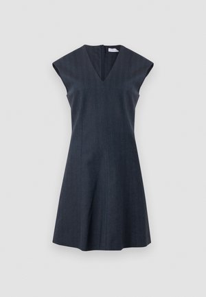 Vestido preto de linha A sem mangas com decote em V e ombros estruturados, pendurado de forma plana contra um fundo branco liso.