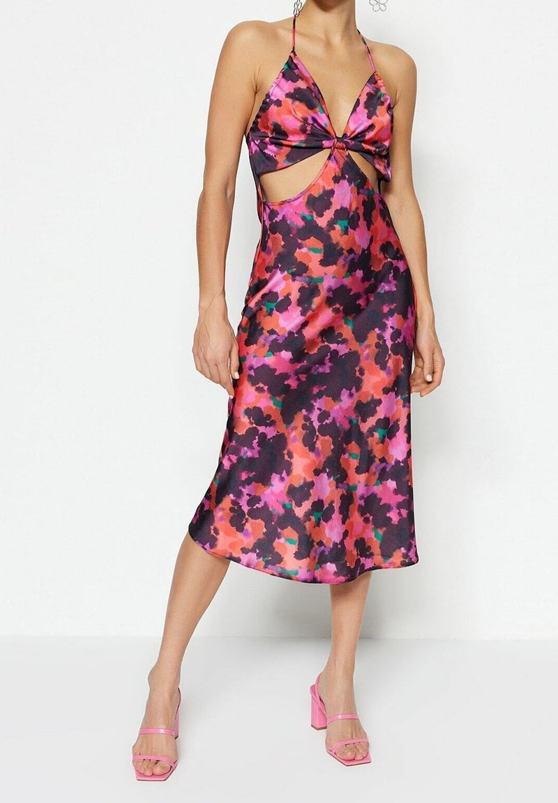Flerfärgad satin midi-klänning med halterneck, urklippta sidor och knutdetalj framtill. Burit med rosa remsandaler.