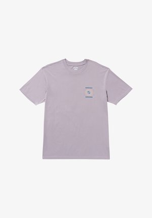 Svijetloplavi majica od mekog materijala s okruglim izrezom. Ima mali otisnuti dizajn u plavoj i narančastoj boji na lijevoj strani prsa.