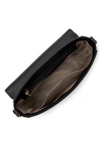 Borsa a tracolla in pelle nera con una texture liscia, chiusura con zip e una fodera interna beige che presenta tasche per l'organizzazione.