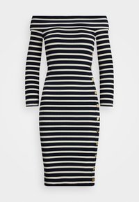 Off-shoulder, tettsittende kjole i marineblå og kremfargede horisontale striper. Har lange ermer og gullknapper langs venstre søm.