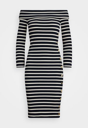 Vestido ajustado de hombros al descubierto en rayas horizontales azul marino y crema. Presenta mangas largas y botones dorados a lo largo de la costura izquierda.