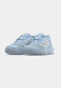 Zapatillas deportivas azul claro con tejido de malla, tres franjas blancas en los lados y una suela texturizada para mayor agarre. Punta redondeada y cuello acolchado.