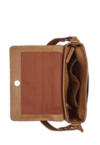 Braune Lederhandtasche mit strukturiertem Design, ausgestattet mit einem Magnetverschluss, Innenfächern und einem Stofffutter.