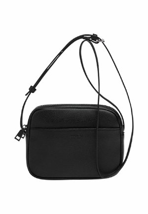 Sort rektangulær læder crossbody taske med justerbar strop og lynlås lukning på hvid baggrund.