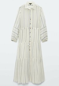 Robe longue à boutons couleur crème avec des rayures verticales bleues, dotée d'un col, de manches bouffantes et d'une jupe à plusieurs niveaux avec poches.