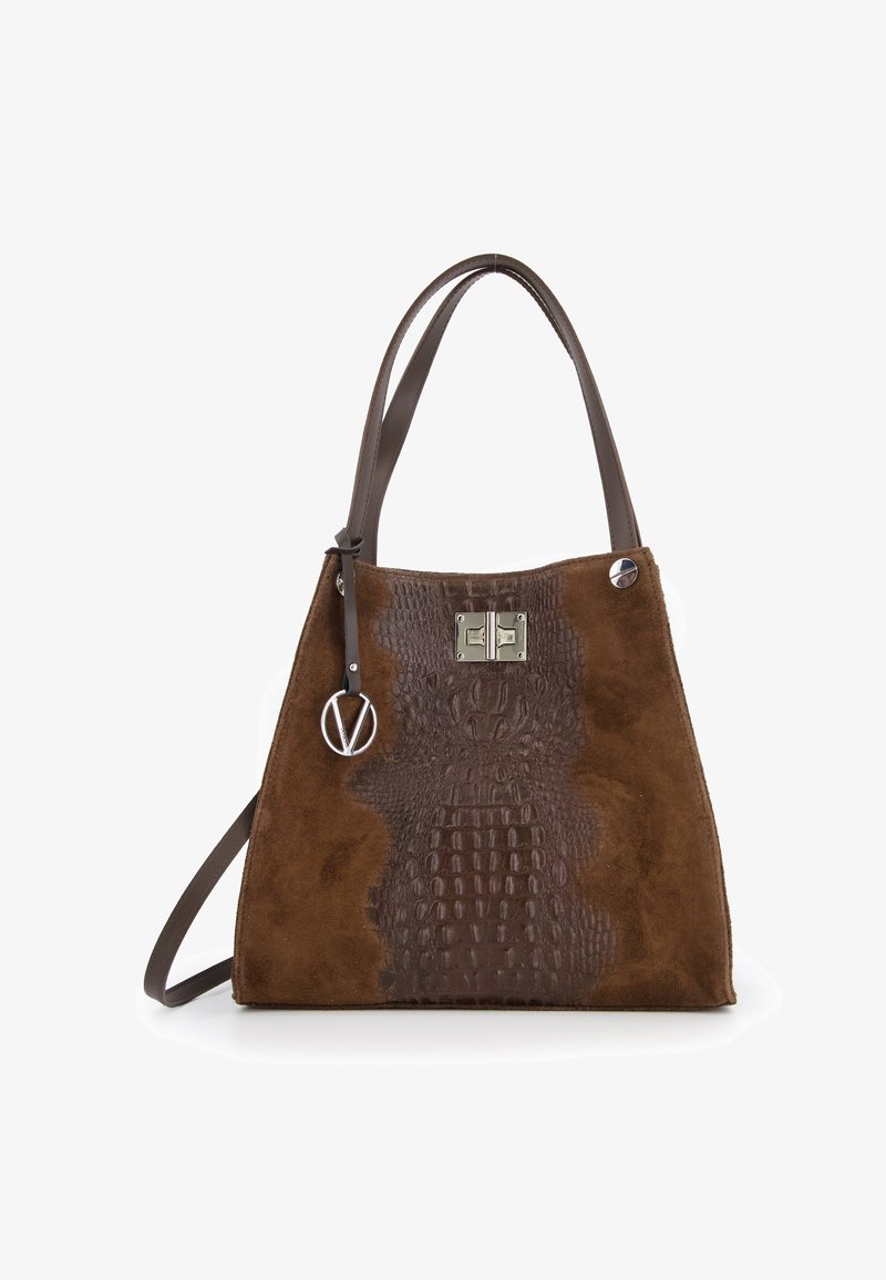 Bruine handtas van suede en krokodillenleer met zilveren hardware, twee schouderbanden en een afneembare accentcharme.