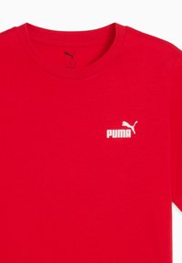 Rød bomulds T-shirt med rund hals, der har et hvidt Puma-logo på venstre bryst. Glat tekstur, standard pasform.