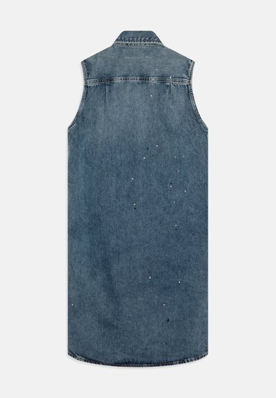 Denim bezrukávový kabát, svetlomodrý, s jemným opotrebením a malými bielymi škvrnami, štandardný golier a rovný lem.