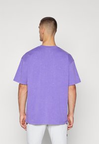 Under Armour LOGO WASH - T-shirts - lavish/white