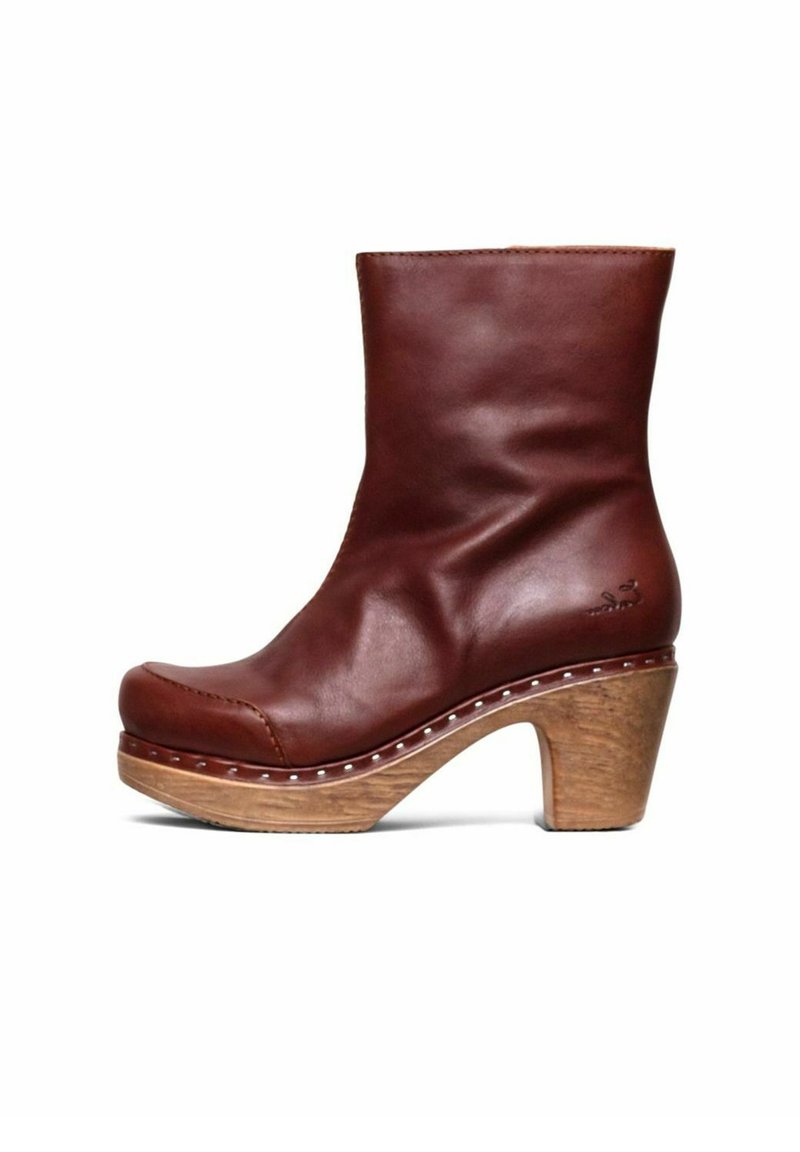 Bruine leren enkelboot met een ronde neus, een uitlopende houten hak en zichtbare stikdetails langs de zool en het bovenwerk.