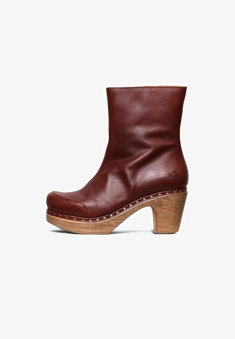 Bruine leren enkelboot met een ronde neus, een uitlopende houten hak en zichtbare stikdetails langs de zool en het bovenwerk.