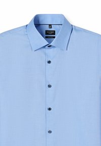 Hellblaues, super schmal geschnittenes Hemd mit strukturiertem Muster, einem Kentkragen und dunkelblauen Knöpfen auf der Vorderseite. Mit Markenetikett im Kragen.