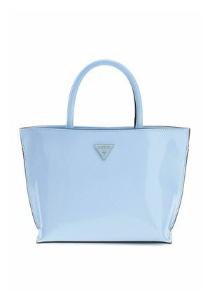 Sac cabas en cuir verni bleu clair avec deux poignées et un petit logo triangulaire en métal Guess au centre avant.