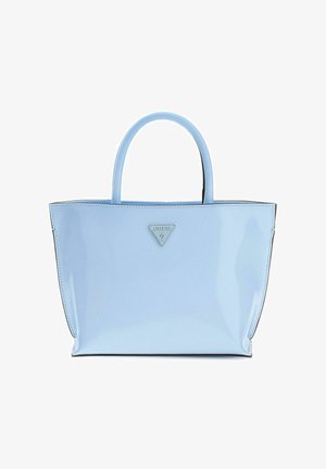 Sac cabas en cuir verni bleu clair avec deux poignées et un petit logo triangulaire en métal Guess au centre avant.