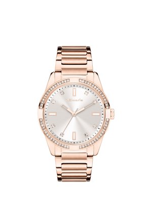 Montre en or rose avec un bracelet en maillons métalliques, cadran argenté et accents en cristal autour de la lunette. Marqueurs d'heure et aiguilles minimalistes.