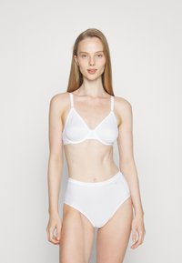 Wit lingerie set met een driehoekige bralette met verstelbare bandjes en hoge taille slips, gladde textuur en minimalistisch ontwerp.