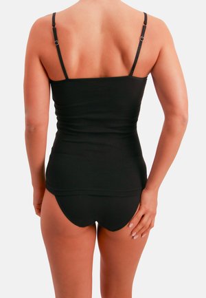 Camiseta negra sin mangas con tirantes finos ajustables, diseño ceñido, textura suave y dobladillo curvado, combinada con ropa interior negra sin costuras.