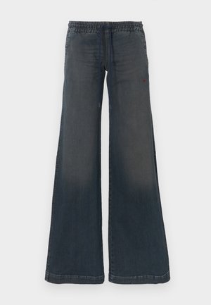 Pantaloni in denim scuro a gamba larga con cintura elastica, dettaglio con coulisse e sfumature sottili sulle gambe. Accento con logo rosso sul davanti.