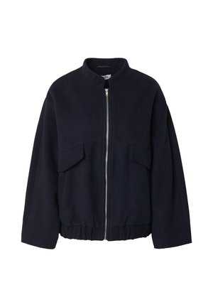 Marineblaue Fleecejacke mit hohem Kragen, Frontreißverschluss und zwei großen aufgesetzten Taschen auf der Brust. Gummizugsaum für einen guten Sitz.