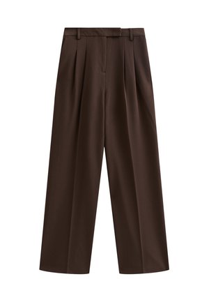 Pantalons marron à taille large avec des plis, une ceinture plate et des passants de ceinture ; texture lisse et design ajusté. Idéal pour une tenue décontractée ou formelle.