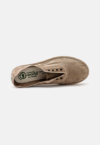Természetes pamut slip-on cipő bézs színben, textúrált szövet felső résszel, kerek orral és díszvarrással a talpak mentén. Öt fűzőlyuk a fűzőkhöz.