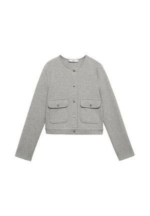 Cardigan gris court en tissu doux, avec des manches longues, un col rond et deux poches avant avec des fermetures à boutons en laiton.