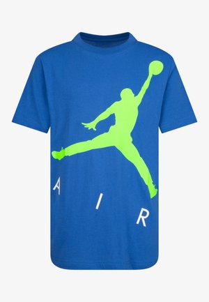Blå T-shirt med en stor neongrøn silhuet af en basketballspiller, der hopper med en bold, og ordet "AIR" i hvide bogstaver.