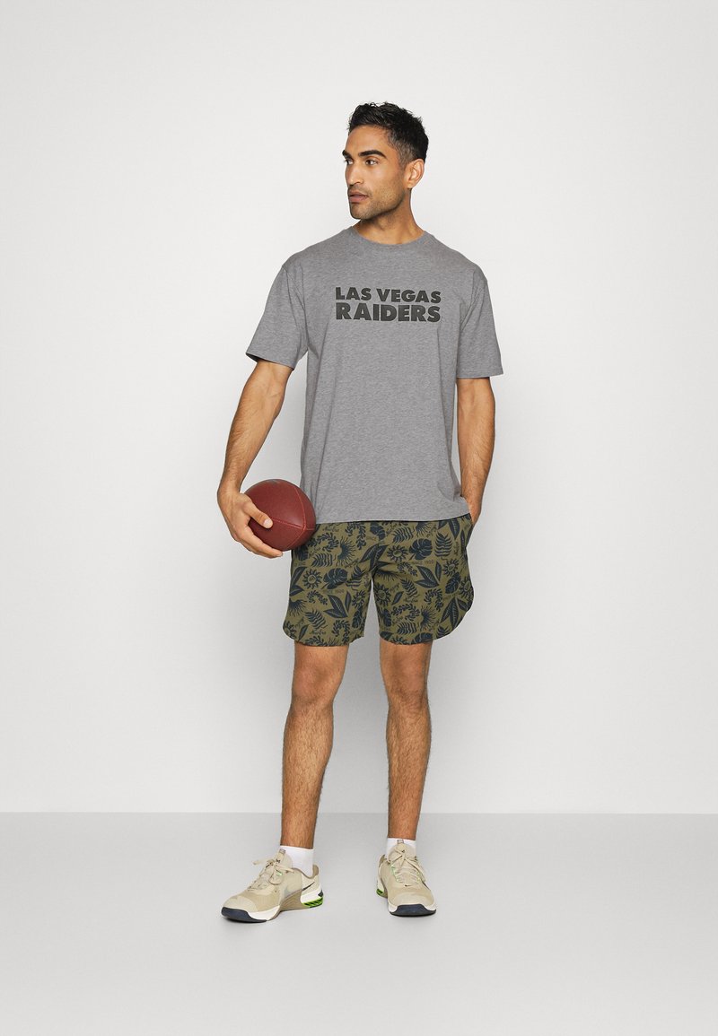Herren Shirts | New Era NFL LAS VEGAS RAIDERS WASHED PACK WORDMARK OVERSIZED TEE Sport T-shirt grey/grau - YP66337 Herren Shirts | New Era NFL LAS VEGAS RAIDERS WASHED PACK WORDMARK OVERSIZED TEE Sport T-shirt grey/grau - YP66337