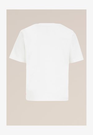 Fehér pamut póló rövid ujjakkal, kerek nyakkivágással és egyenes szabással. A bal alsó oldalon egy kis márkajelzés található.