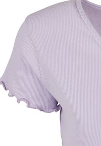 Svetle fialové žebrované tričko s výstřihem do V a krátkými, řasenými rukávy. Látka má hladkou strukturu a výrazné svislé pruhy.