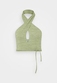 Top halter verde claro em tecido macio e elástico. Apresenta alças cruzadas e um recorte em forma de olho-chave com fecho de laço nas costas.