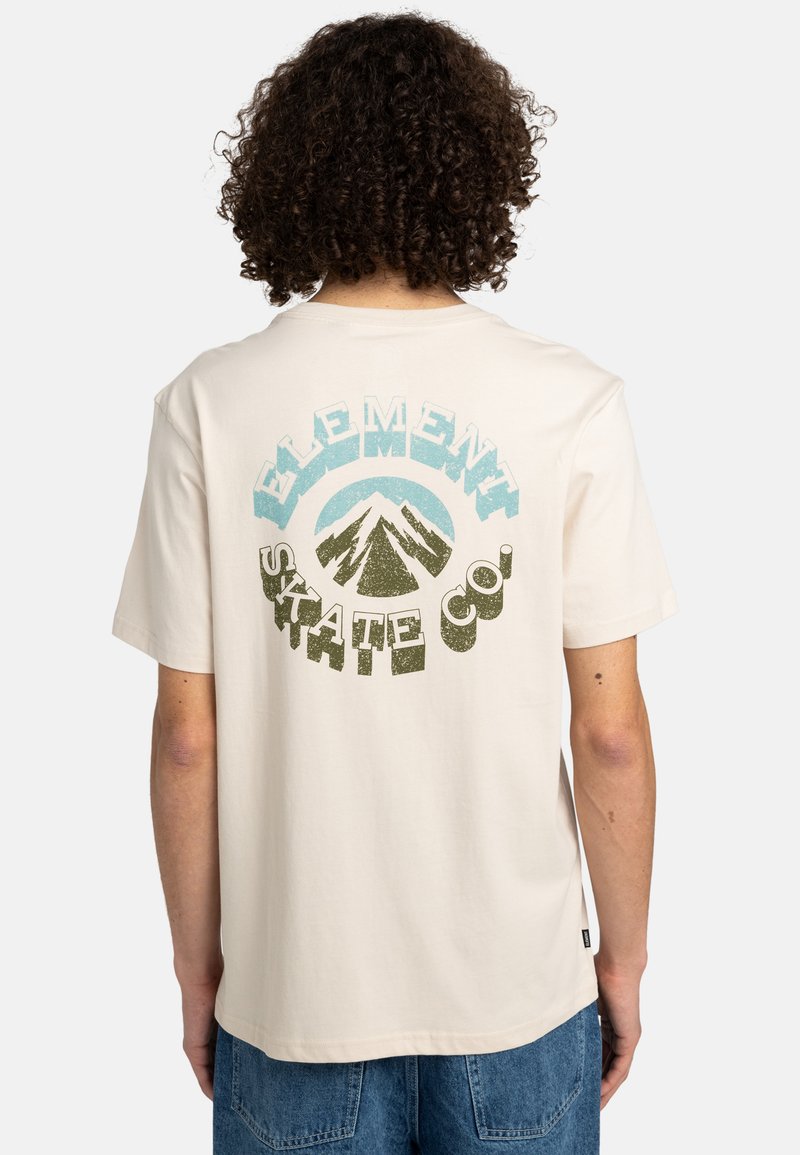 Krémové tričko s grafickým designem hor a textem "ELEMENT SKATE CO." v modré a zelené barvě, krátké rukávy, uvolněný střih.
