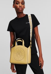 KARL LAGERFELD CIRCLE PERFORATED SMALL - Torbica - ochre