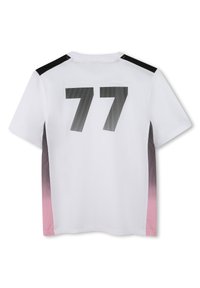 Camiseta deportiva blanca con cuello redondo, mangas cortas y un diseño en degradado de rosa a negro con el número 77 en negro en la parte posterior.