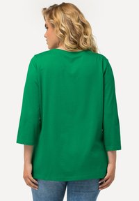 Ulla Popken À COL EN V ET MANCHES 3/4 IMPRIMÉ NOM DE VILLE - Longsleeve - green