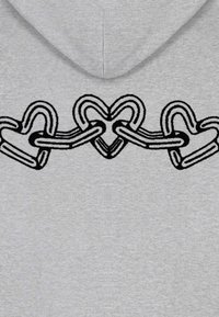 Felpa grigia con cappuccio che presenta un design a catena di link a forma di cuore neri sul petto. Tessuto morbido con tasca a marsupio e cappuccio.