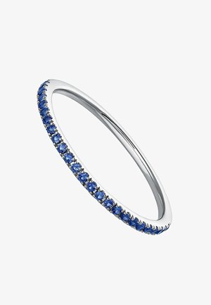 Brazalete de plata con una banda delgada, que presenta una fila de piedras preciosas azules engastadas a lo largo de un lado contra un acabado metálico pulido.