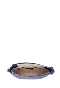 Borsa a pochette in pelle viola con motivo in rilievo, chiusura a zip e un ampio interno beige, dotato di una piccola tasca e etichetta del marchio.
