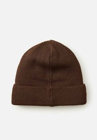 Brun strikket beanie-hat med en foldet kant, der har et struktureret strikkemønster og en afrundet top. Materialet ser blødt og varmt ud.