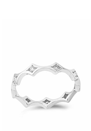 Bague en argent avec un motif en zigzag sertie de petits diamants taillés en carré, espacés uniformément autour du anneau sur fond blanc.