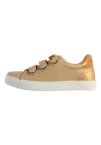 Zapatilla beige con tres correas de velcro, parte superior texturada, suela de goma blanca y acentos dorados en la correa. Presenta un patrón cosido.