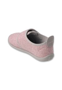 Scarpa slip-on rosa con tessuto testurizzato, fascia elastica grigia a contrasto, punta arrotondata e bordo imbottito. Suola in gomma grigia con tacco leggero.