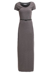 Robe longue grise à manches courtes avec encolure dégagée et fine ceinture noire à la taille, présentée sur fond blanc.
